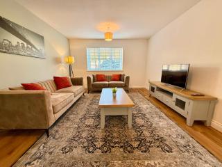 LuxoHaus Luxury 4 Bedroom Home By AltoLuxo Short Lets Serviced Accommodation With Free Wifi & Parking - 8