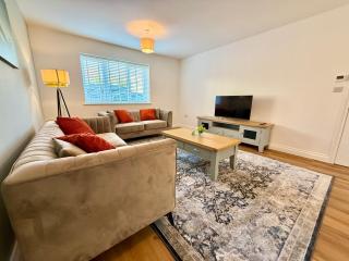 LuxoHaus Luxury 4 Bedroom Home By AltoLuxo Short Lets Serviced Accommodation With Free Wifi & Parking - 7