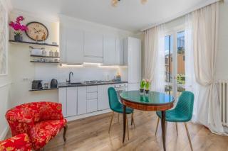 Blossom Lake - Free parking a few steps from Lake - 0