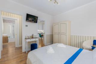 Blossom Lake - Free parking a few steps from Lake - 4