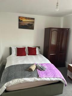 Contractor Family Friendly Modern Home Free Parking Sleeps 7 - 7