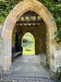 Quirky Castle on a lake in East Sussex - 7
