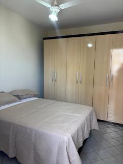 Apartamento a 350 m das praias de Areia Preta e das Castanheiras com dois quartos e duas varandas TV Wi-Fi dois elevadores sol da manhã garagem cozinha completa com airfryer micro-ondas sanduicheira e chaleira elétrica próximo a bancos mercados restaurant - 4