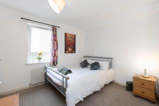 Modern 2BR Flat, Parking & Balcony in Edinburgh - 8