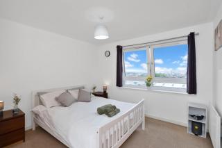 Modern 2BR Flat, Parking & Balcony in Edinburgh - 1