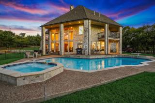 Elegant 6BR Mansion on 22 Acres w Pool & Creek - 9