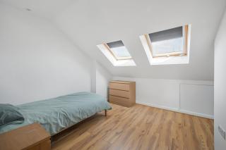 Spacious 4 bed, 3 bath house - Free parking - 8