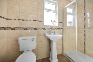 Spacious 4 bed, 3 bath house - Free parking - 4