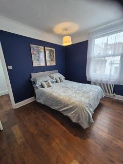 Bright 4 double bedroom victorian house - 3