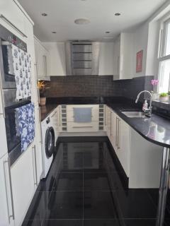Bright 4 double bedroom victorian house - 7