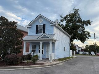 Cheerful 3-br cottage with pool, 2 blocks to beach, free parking - 9