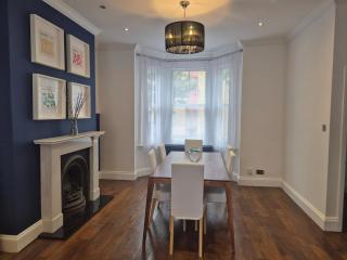 Bright 4 double bedroom victorian house - 9
