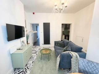 Two bedroom ground floor flat with outdoor space - 0