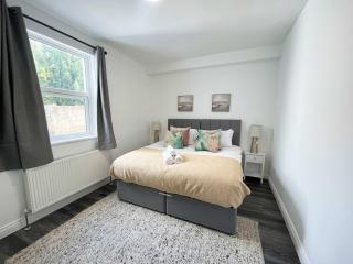 Two bedroom ground floor flat with outdoor space - 8