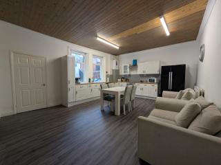 Large 4 Br Home 2 Bathrooms - 9