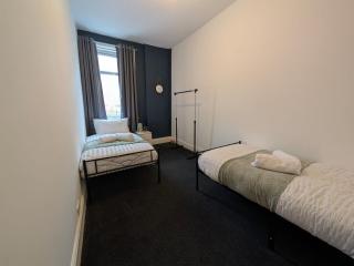 Large 4 Br Home 2 Bathrooms - 4