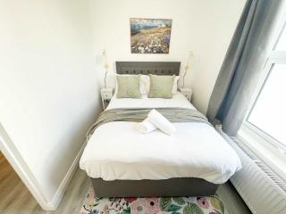 Two bedroom first floor flat in Redland - 1