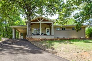 Less Than 1 Mi to Ole Miss! Serene Home with Large Yard - 8