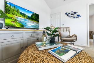 Cozy 2BR Beachside Bliss Near Beach and Dining - 3