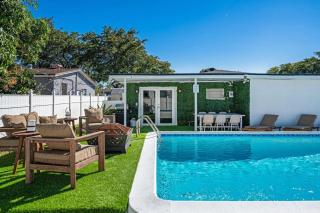 4BR 2BA Sleeps 8 North Miami Villa with Private Pool Ping Pong Gated - 3