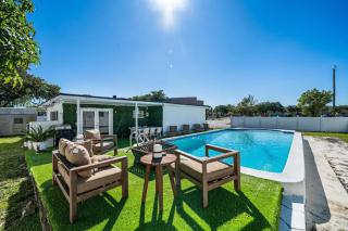 4BR 2BA Sleeps 8 North Miami Villa with Private Pool Ping Pong Gated - 0