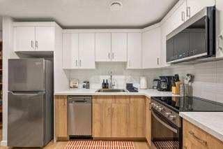 Rockland Park 2BR Private Suite in NW Calgary – 2 Queen Beds, 65-inch TV, Board Games - 9