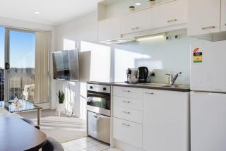 City Vista Apt with Views - Pool and Gym - 4