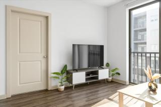 Chic 2BR Apartment Prime Downtown Stay - 2
