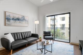 Urban 1BR Apartment Prime Location - 2