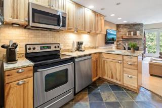 SR30 Updated Shamrock Condo Ski Access Fireplace - 9