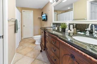 SR30 Updated Shamrock Condo Ski Access Fireplace - 7