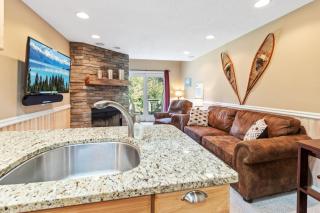 SR30 Updated Shamrock Condo Ski Access Fireplace - 5