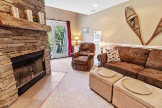 SR30 Updated Shamrock Condo Ski Access Fireplace - 0