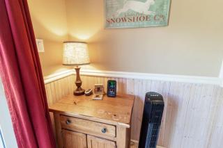 SR30 Updated Shamrock Condo Ski Access Fireplace - 1