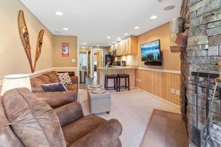 SR30 Updated Shamrock Condo Ski Access Fireplace - 3