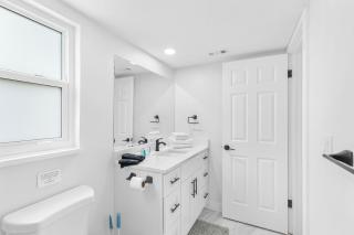 Chic Coastal Getaway - 7