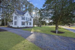3BR Farmhouse with Porch Fire Pit Horseshoe Pit - 8