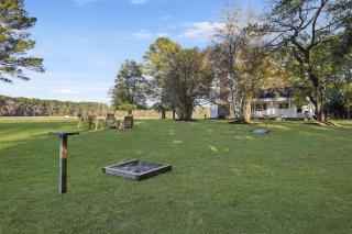3BR Farmhouse with Porch Fire Pit Horseshoe Pit - 3