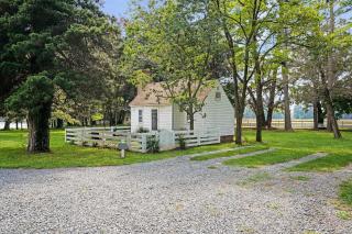 Sweet 1BDR Farm Cottage with Fire Pit and Creek View - 9