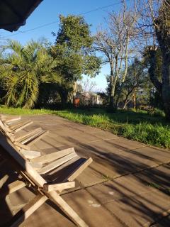 CASA COMPLETA E CENTRAL, 4 Qtos, Wi-Fi, 130m quadrados, 4 Camas Casal, 2 Banheiros 9 Pessoas, Vasto Quintal e Área Verde, Varanda nos Fundos e Área Frontal, Garagem Coberta, Estacionamento Interno para 2 Carros, Churrasqueira, Fogão a Lenha - Cambará - 3