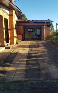 CASA COMPLETA E CENTRAL, 4 Qtos, Wi-Fi, 130m quadrados, 4 Camas Casal, 2 Banheiros 9 Pessoas, Vasto Quintal e Área Verde, Varanda nos Fundos e Área Frontal, Garagem Coberta, Estacionamento Interno para 2 Carros, Churrasqueira, Fogão a Lenha - Cambará - 2