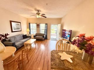 Spacious 3-BR Cottage, 2 Blocks To Beach - 4