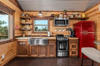 Hill Country Cabin - Cozy Rustic Getaway - 9