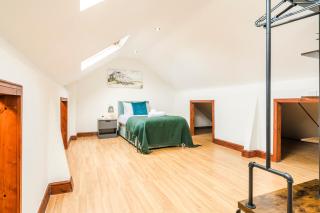 Honeysuckle House 5BR Crawley,10min Gatwick Airport, Contractor friendly, Temporary Housing, Relocations,Free WIFI, Parking for 2 vehicles - 5