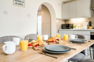 Honeysuckle House 5BR Crawley,10min Gatwick Airport, Contractor friendly, Temporary Housing, Relocations,Free WIFI, Parking for 2 vehicles - 1