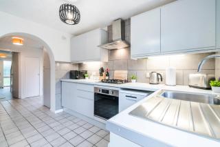 Spacious 5 bedroom House Near Gatwick 2-3 Parking Spaces & WiFi - 7
