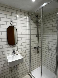 Townhouse Studio with Kitchen & Ensuite - Great Location - 6