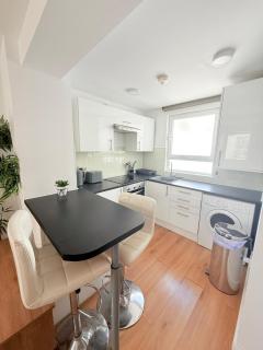 Centre Town Modern Apartment - 7