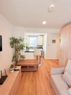 Centre Town Modern Apartment - 6