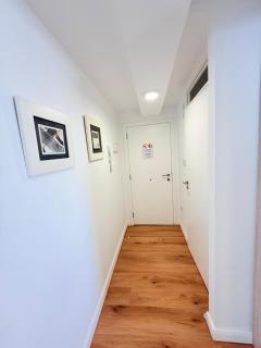 Centre Town Modern Apartment - 1